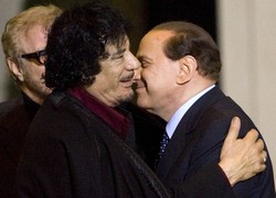 Берлускони сердечно поцеловал руку Каддафи