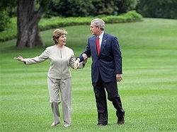 В 2005 году Буш получил 600 тысяч долларов, плеер, бинокль и бензопилу