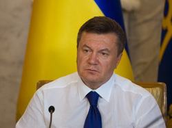 Янукович подарил книги украинской библиотеке в Москве