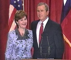 Первая леди США хочет поднять популярность Буша