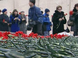 В Петербурге около 200 человек возложили цветы к месту убийства студента-сенегальца